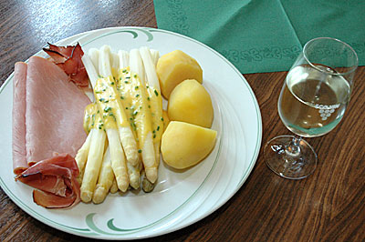 Spargel und Wein