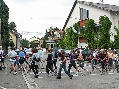 Nordic-Walker-Gruppe beim Start am Weingut Zähringer