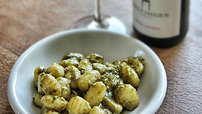 Gnocchi mit selbstgemachtem Pesto und Roter Gutedel