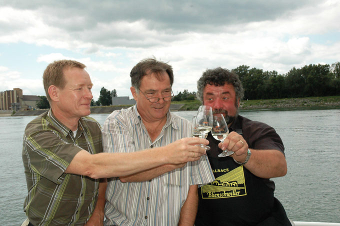 Die erste deutsch-französische „Cuvée sans frontière“ wurde 2007 auf einem Fahrgastschiff auf dem Rhein von Wolfgang Zähringer (Mitte) und François Meyer (rechts) vorgestellt. Links im Bild Paulin Köpfer, der Vorsitzende von ECOVIN Baden.